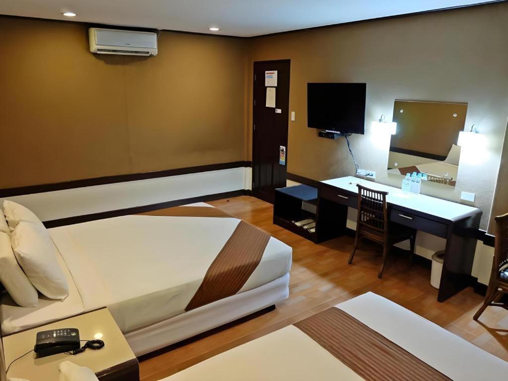 Holiday Spa Hotel Cebu Exterior foto