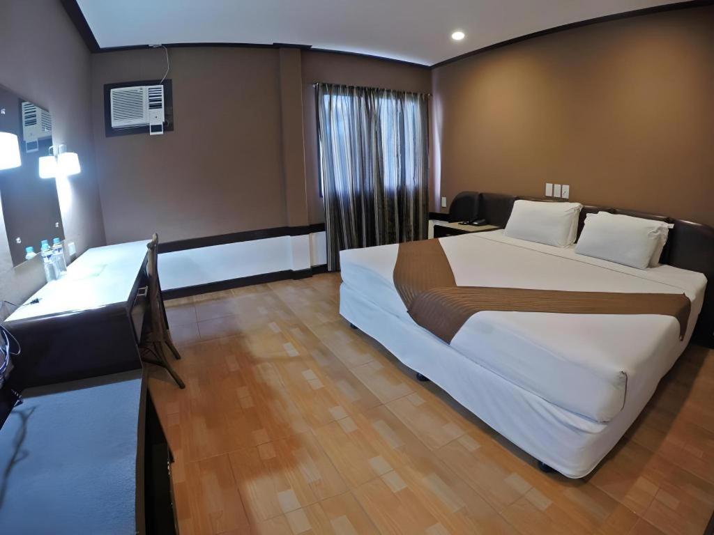 Holiday Spa Hotel Cebu Exterior foto